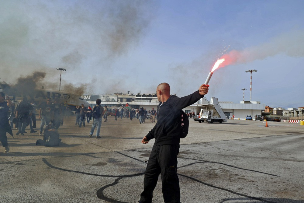 Demonstranti na pisti aerodroma u Pisi, letovi obustavljeni