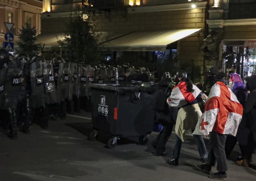 Protesti u Tbilisiju eskalirali: Demonstranti upali u dvorište predsjedničke palate