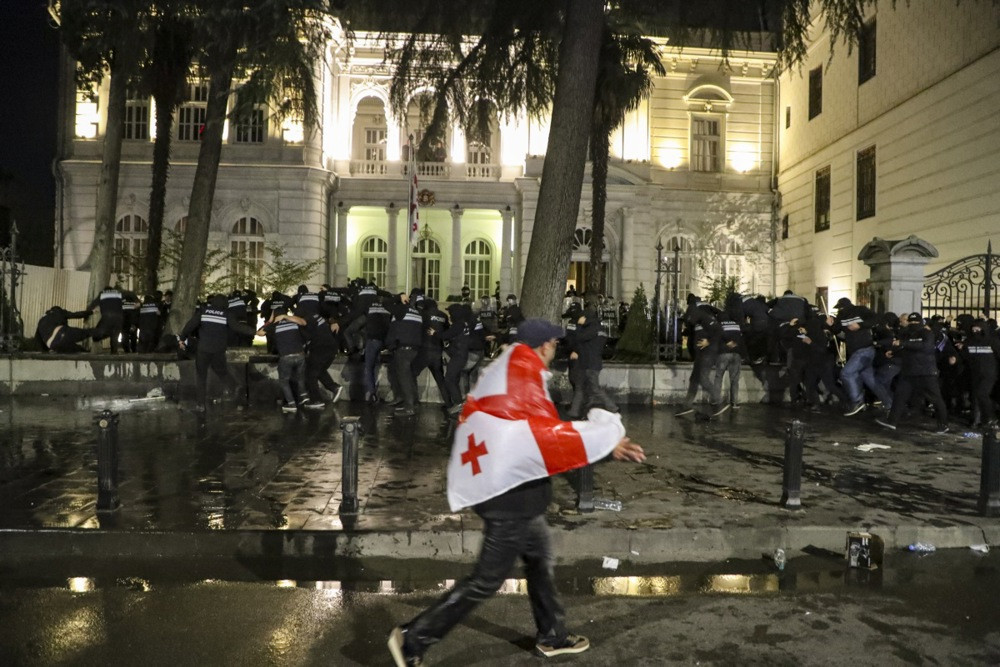 Vladajuća stranka u Gruziji proglasila pobjedu na izborima, na ulicama demonstracije