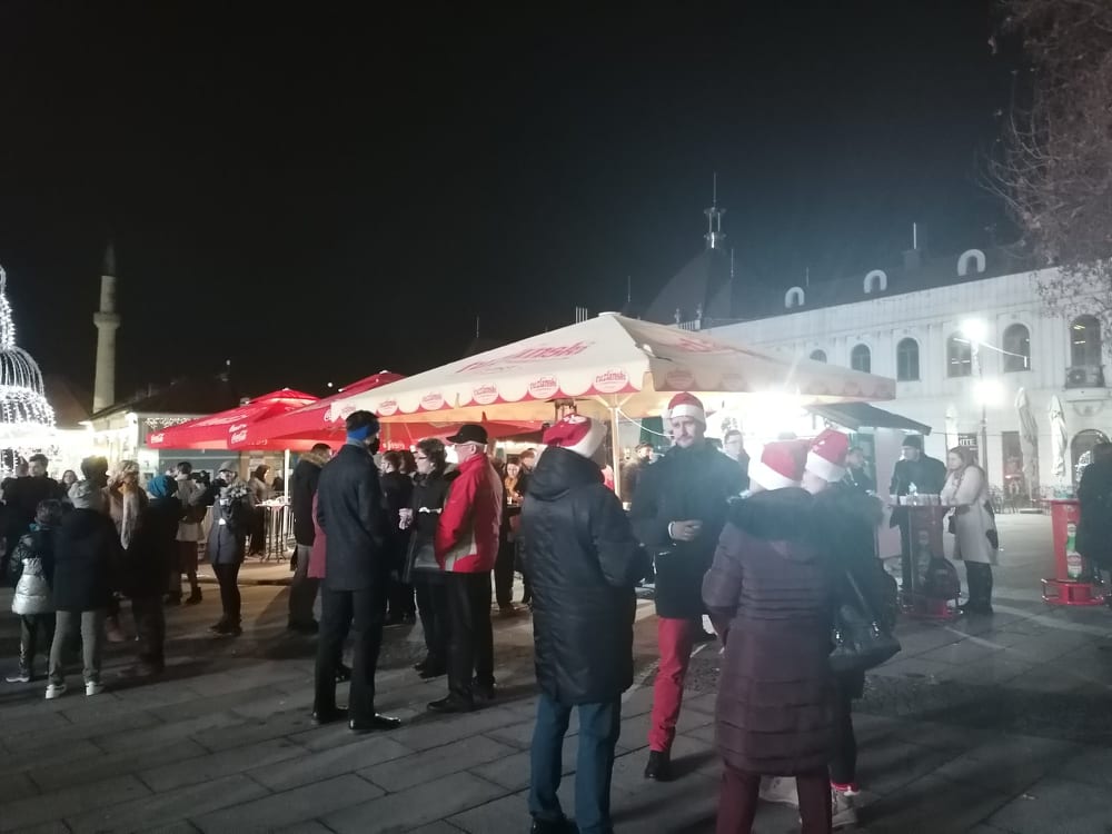 Veselo na Trgu slobode: Tuzlaci koriste vrijeme prije policijskog sata