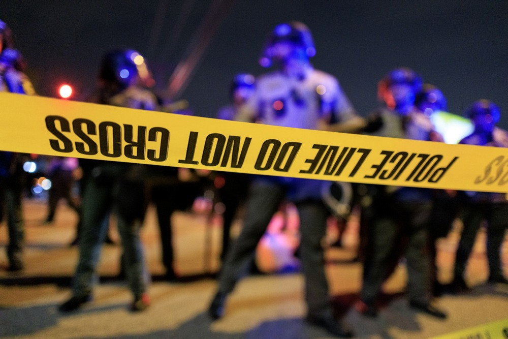 ICE na udaru kritika zbog video snimka nesvjesnog muškarca koji drži dijete tokom hapšenja