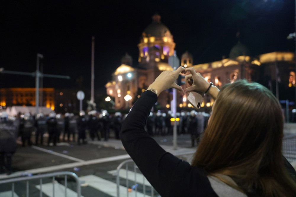 Srbija: Situacija večeras mirna između dva skupa kod Doma Narodne skupštine
