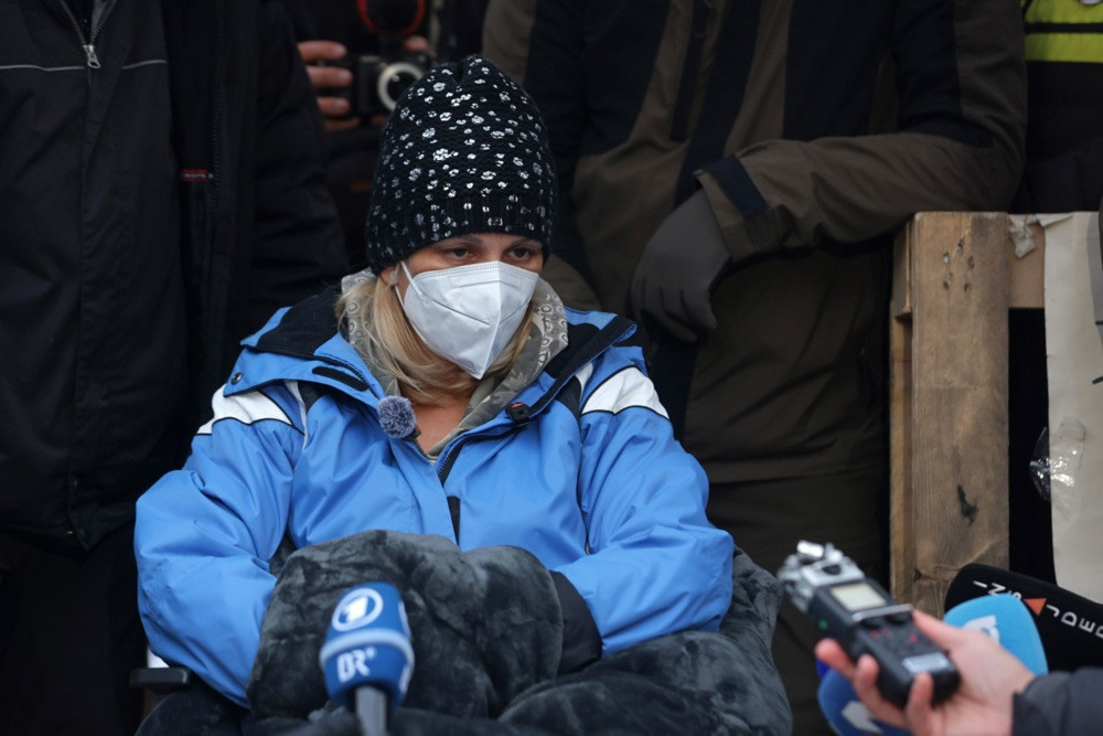 Dijana Hrka primila infuziju, nastavlja štrajk glađu kod Skupštine Srbije