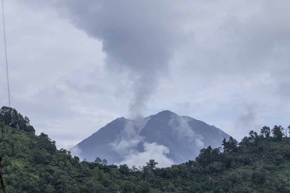 Vulkan Semeru eruptirao tri puta, pepeo se diže i do 1.000 metara iznad vrha