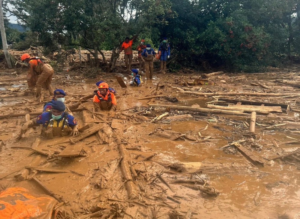 Poplave u Indoneziji i Tajlandu - Više od 460 mrtvih, spasilačke ekipe na granici mogućnosti