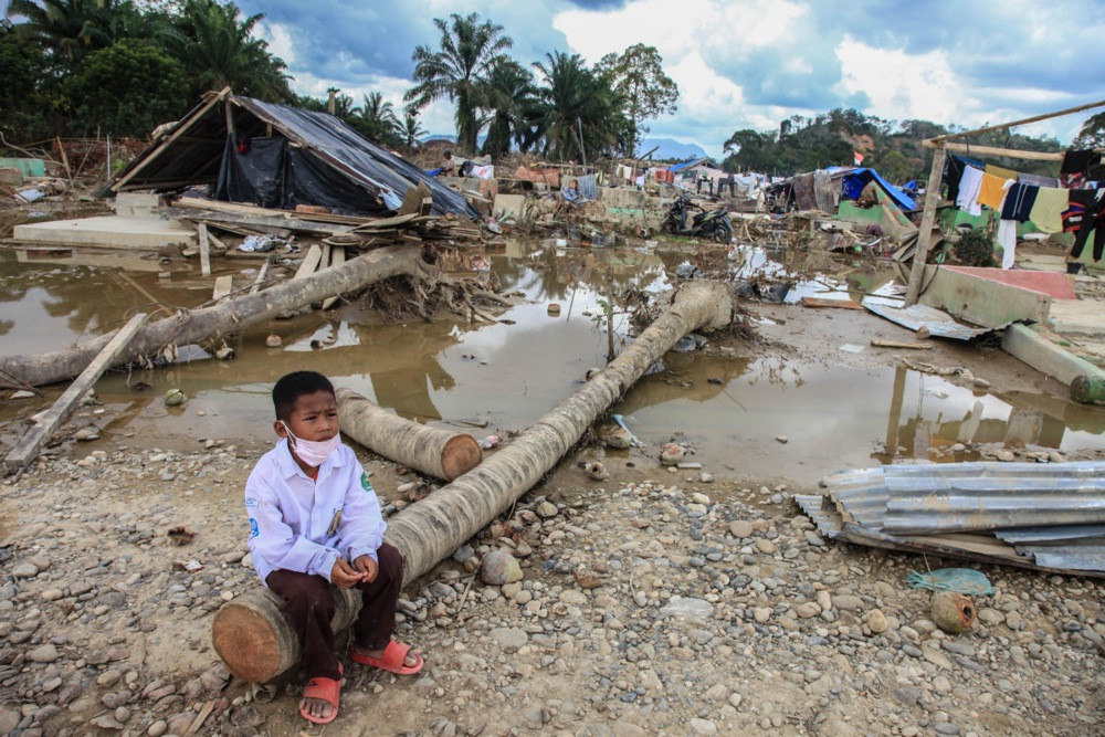 Broj poginulih u razornim poplavama u Indoneziji približava se 1.000