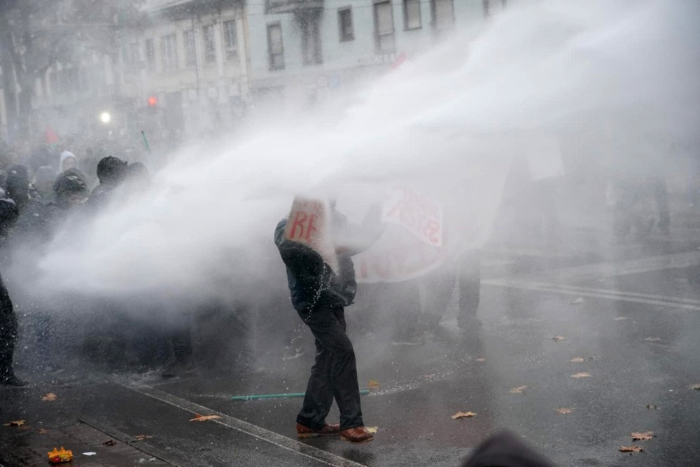 Protesti u Torinu prerasli u sukobe s policijom, nekoliko osoba povrijeđeno