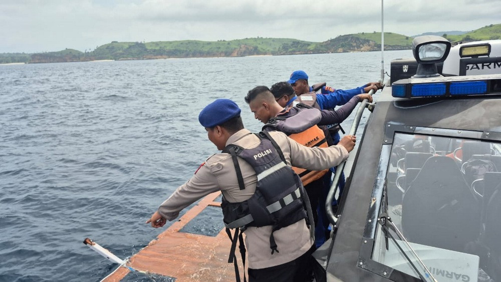 Brodolomi u turističkoj regiji Indonezije - Među nestalima i četvero turista