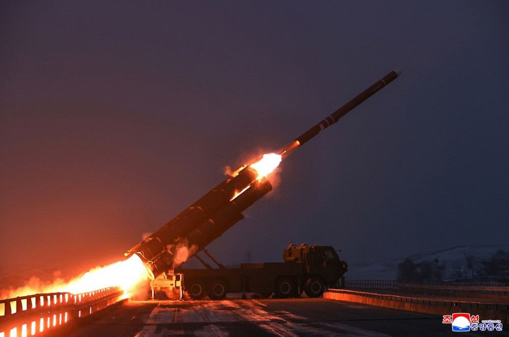 Kim Jong Un nadgledao testiranja raketa s novog razarača u Sjevernoj Koreji