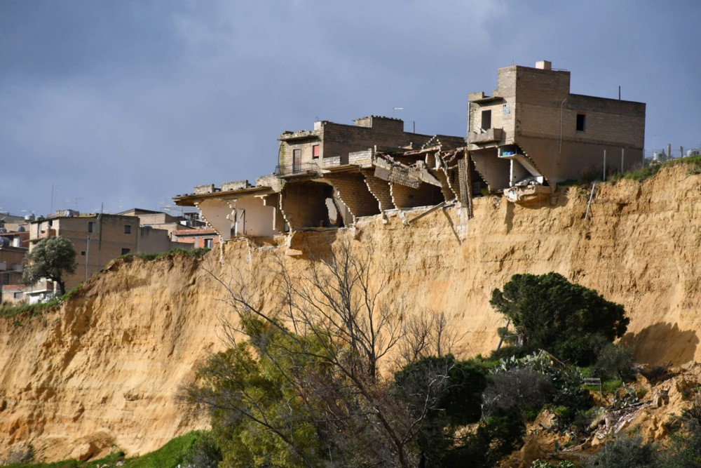 Vatrogasci na Siciliji spasili 400 rijetkih knjiga iz biblioteke s ruba provalije nakon klizišta