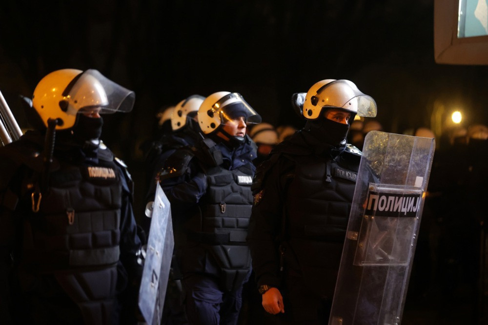 Policija u opremi za razbijanje demonstracija raspoređena uz ogradu Pionirskog parka u Beogradu