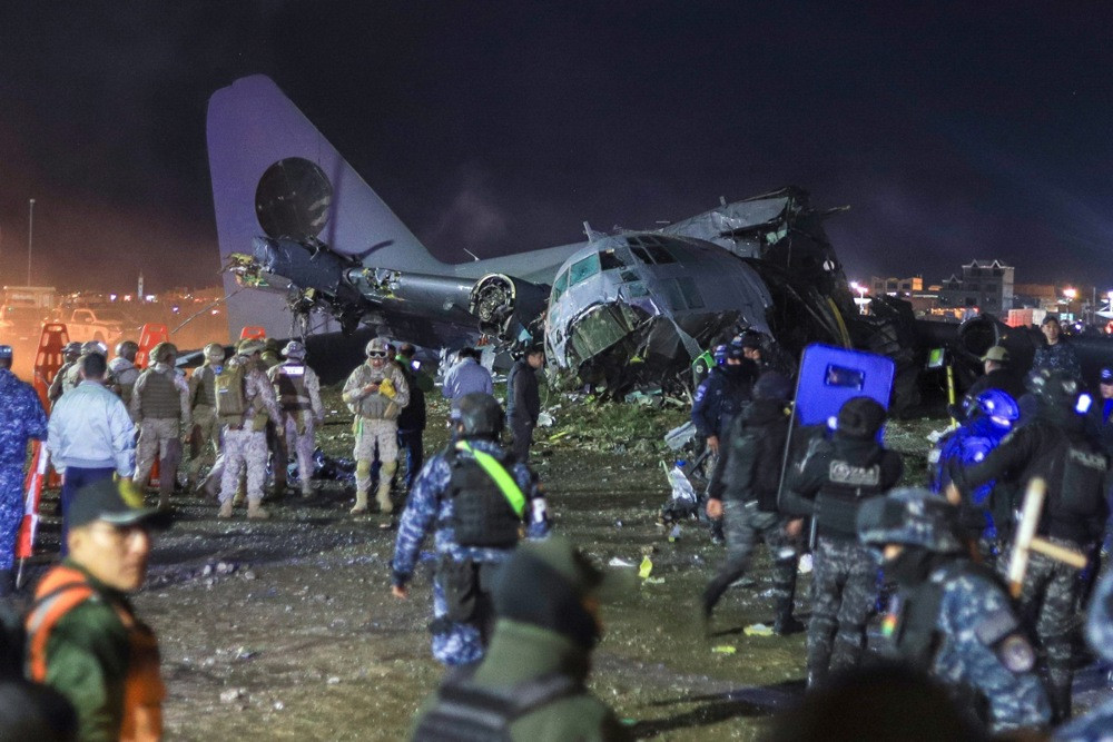 Najmanje 15 poginulih nakon pada vojnog aviona koji je prevozio novčanice u Boliviji