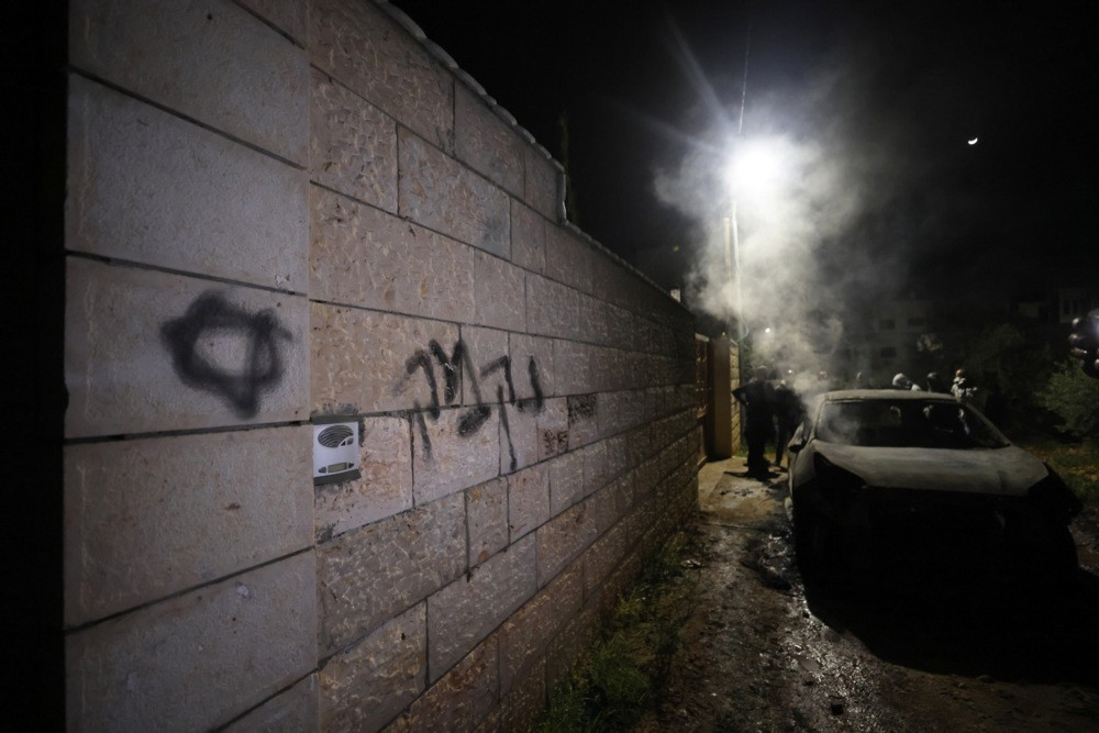 Izraelski doseljenici upali u školu na Zapadnoj obali, uklonili palestinsku zastavu i ispisali grafite