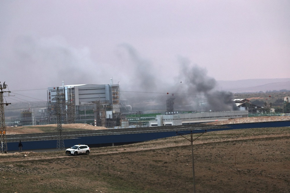 Požar u izraelskoj rafineriji nafte nakon izvještaja o raketnom napadu