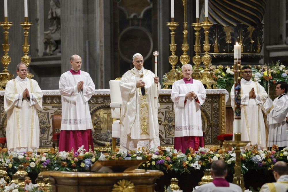 Papa Lav XIV na uskrsnom bdjenju pozvao na harmoniju i mir u svijetu razorenom ratom