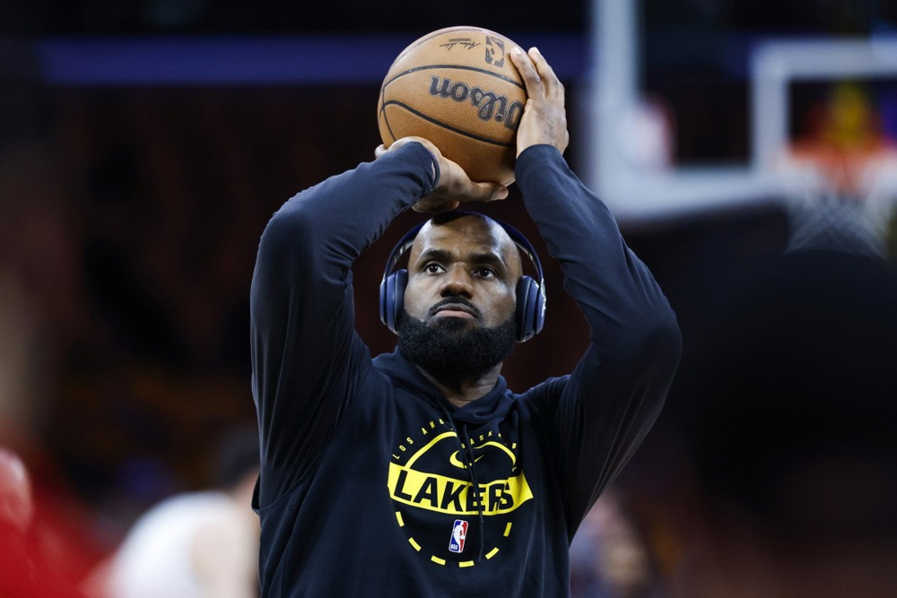 LeBron James propušta utakmicu Philadelphije protiv Milwaukeeja zbog bolova u leđima