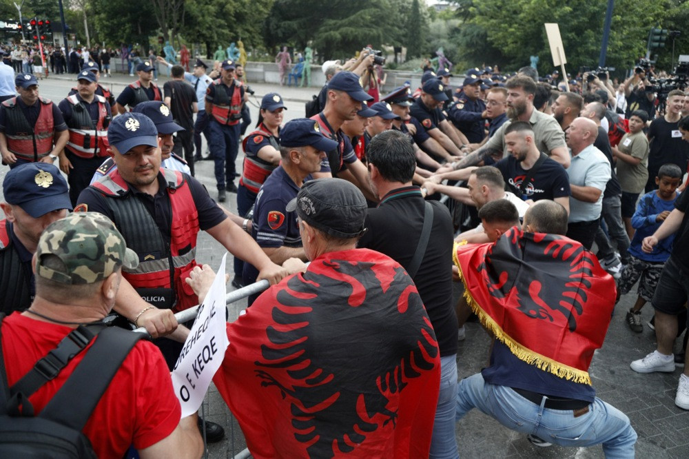 Hiljade Albanaca peti dan protestuju: "Albanija nije na prodaju"