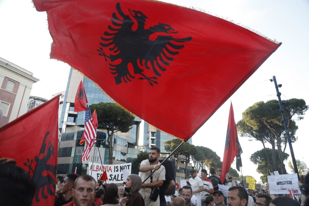 Nastavak protesta u Tirani: Sukobi ispred parlamenta zbog turističkog projekta u Zvernecu