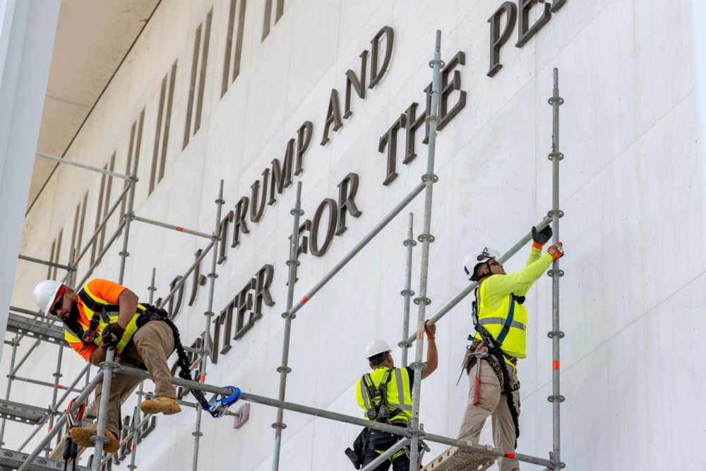 Uklanja se ime Donalda Trumpa sa Kennedy centra u Washingtonu nakon sudske odluke