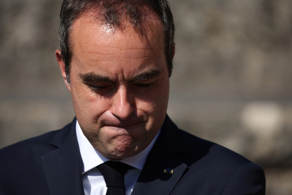 Izviždan tokom posjete požarištu: Francuski premijer odbacio „teorije zavjere" nakon izbijanja požara