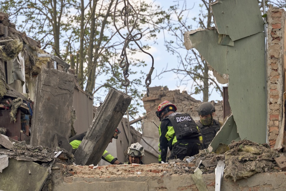 Rusija bombardovala stambenu zgradu u Harkovu, poginula najmanje jedna osoba