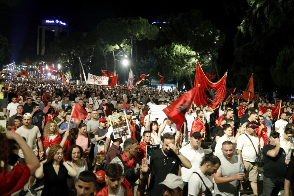 Nakon protesta u Albaniji suspendirano sedam policajaca, protiv 388 osoba pokrenut krivični postupak