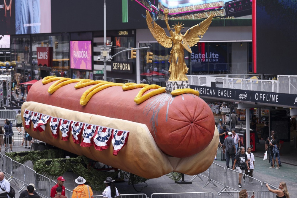 Gigantski hot dog ponovo na Times Squareu: Neobična umjetnička instalacija privlači pažnju posjetilaca
