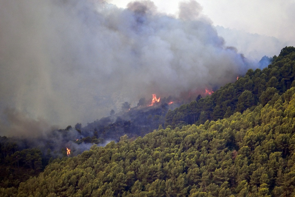 Francuska i Španija vode utrku s vremenom u borbi protiv velikih šumskih požara prije novog toplotnog vala