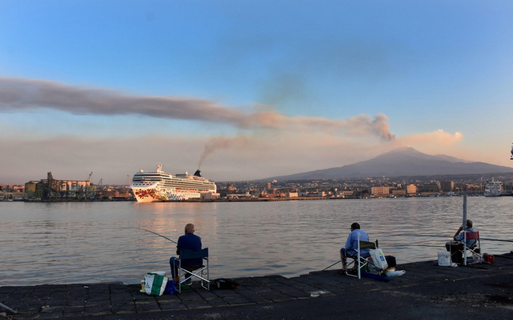 Erupcija Etne privukla hiljade turista, vodiči upozoravaju na rizike
