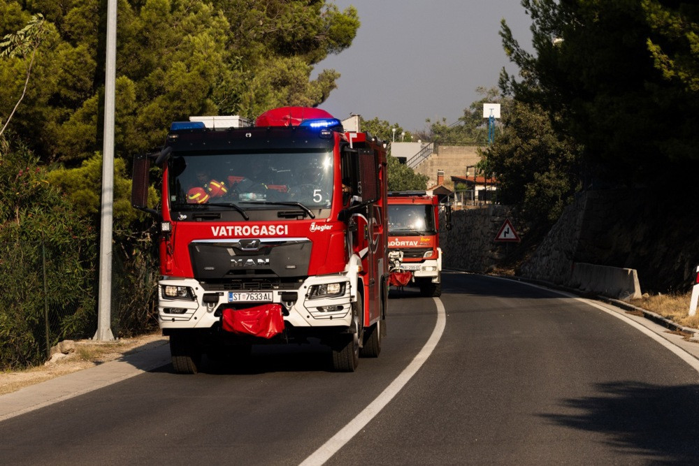 Požar na Braču: Vatrogasci odbranili kuće, izmješteno 227 osoba