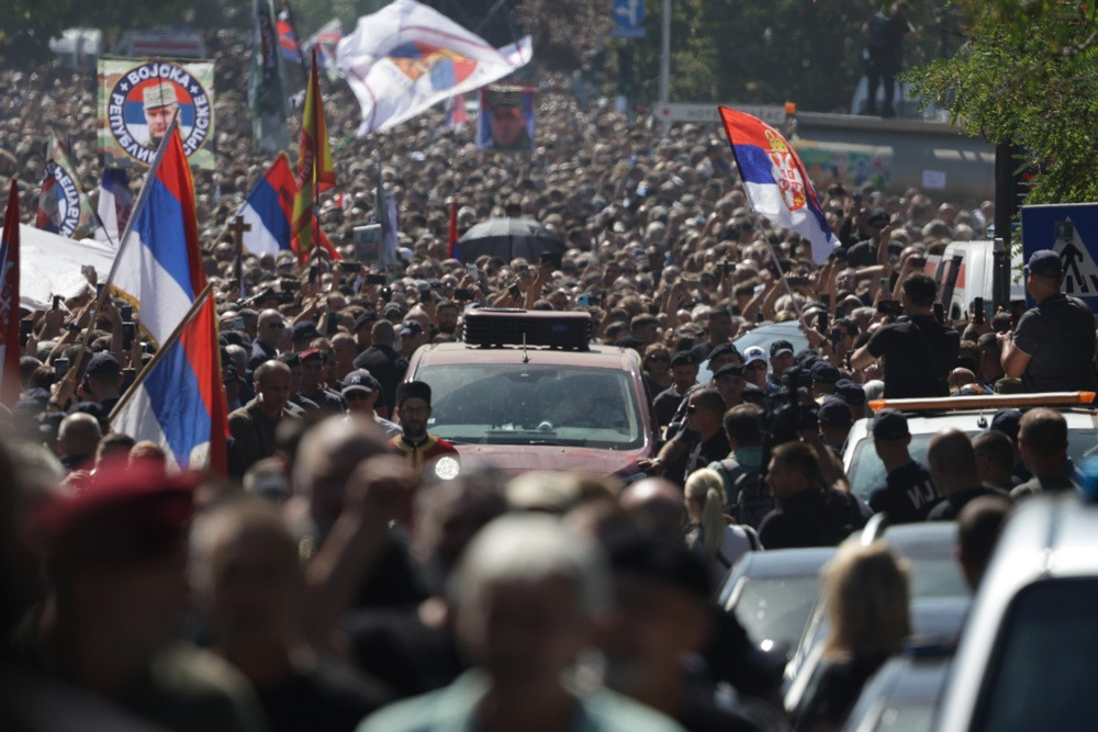 Oko 16.000 pristaša prisustvovalo pogrebu Ratka Mladića: Objavljena procjena