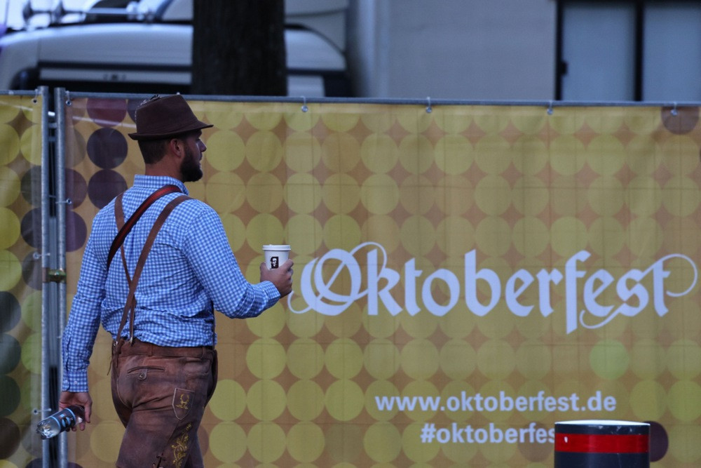 Oktoberfest otvoren uz 'juriš' posjetilaca na najbolje stolove u pivskim šatorima