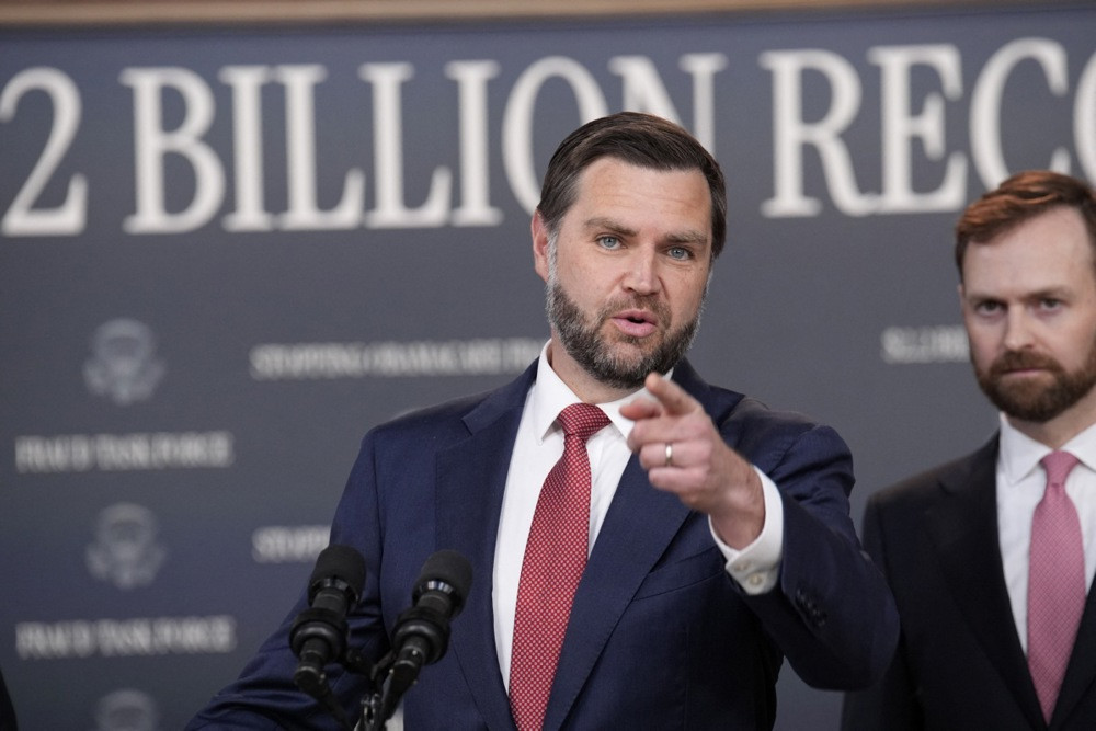 Vance: Microsoft neće moći podnositi zahtjeve za stalni boravak stranih radnika dok ne da prednost Amerikancima