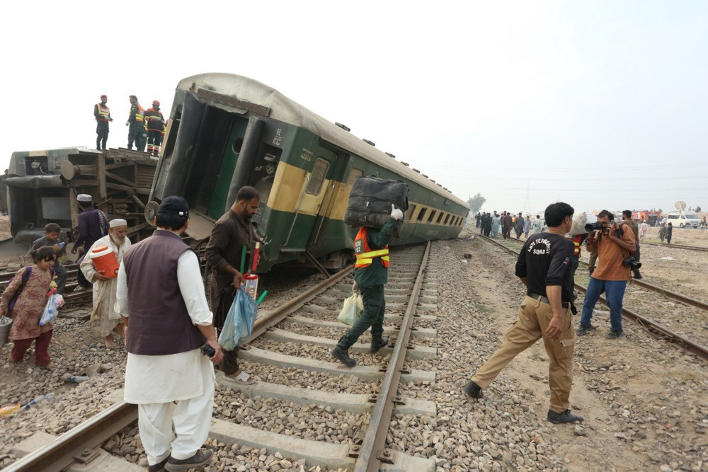 Četiri osobe poginule, a 30 povrijeđeno u iskakanju voza iz šina u Pakistanu