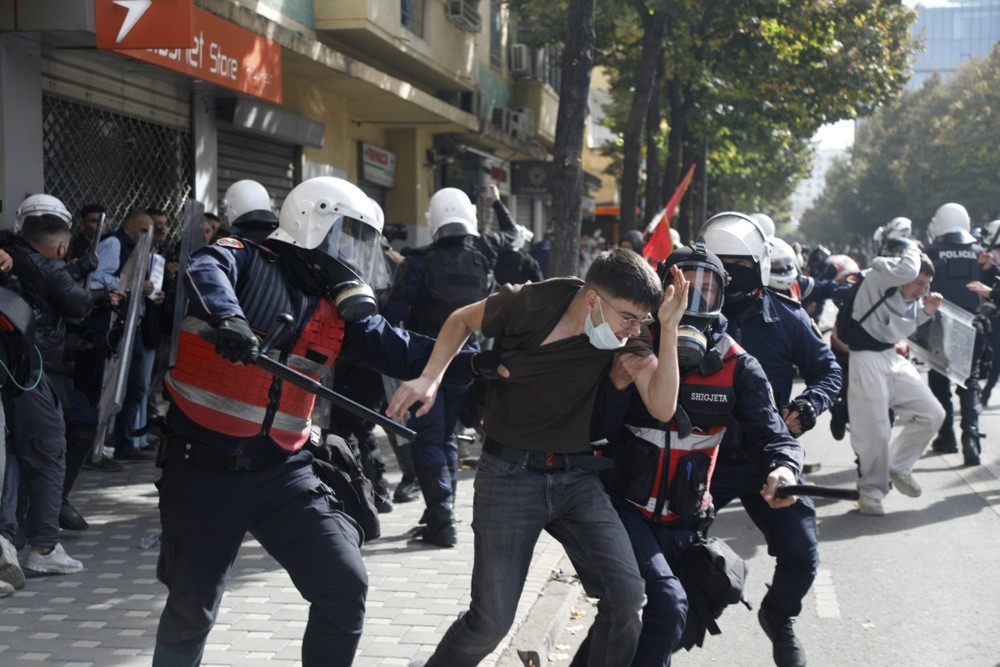 Više od 2.000 policajaca raspoređeno u Tirani, studentski protesti u Albaniji sve nasilniji