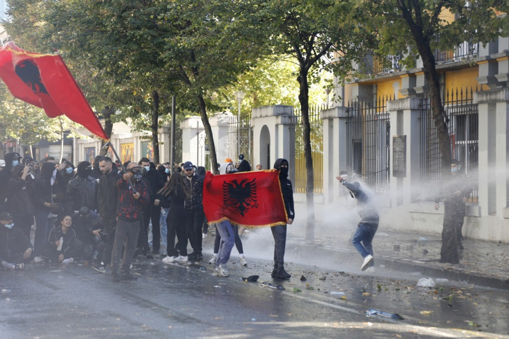 Evropska komisija osudila nasilje u Albaniji: Protesti moraju biti mirni, a odgovorni pozvani na odgovornost