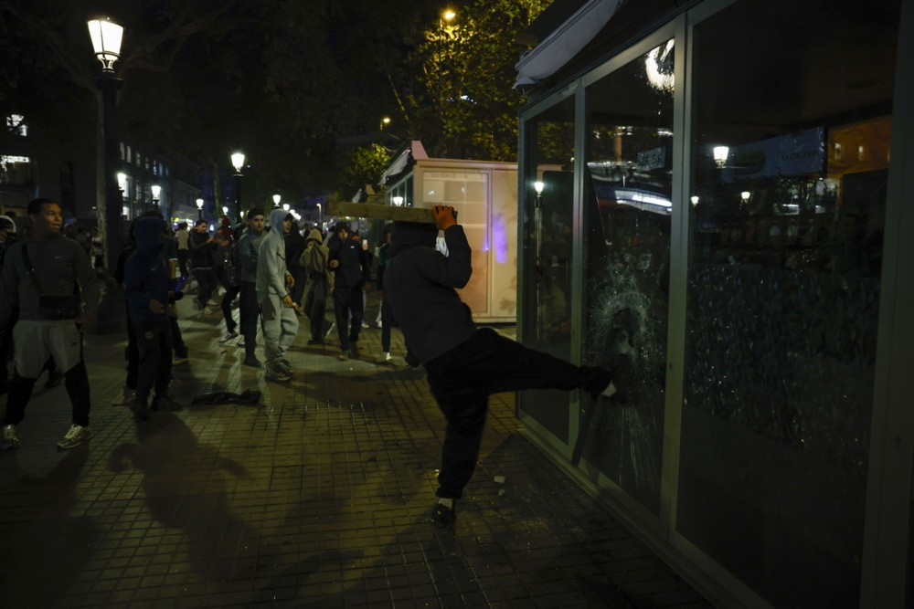 Neredi u Španiji: Više od 100 uhapšenih u neredima u Barceloni, oštećene desetine radnji