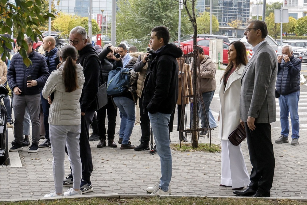 Velike gužve na biračkim mjestima širom Srbije: Građani u redovima čekali i prije otvaranja birališta