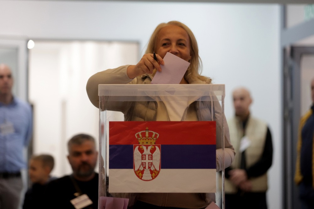 U Srbiji zatvorena biračka mjesta nakon dana obilježenog gotovo rekordnom izlaznošću i prijavama nepravilnosti