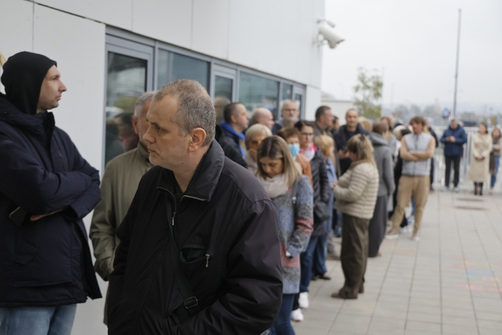 Izbori u Srbiji: Do podneva glasalo 34,55 posto birača; posmatrači upozoravaju na brojne nepravilnosti