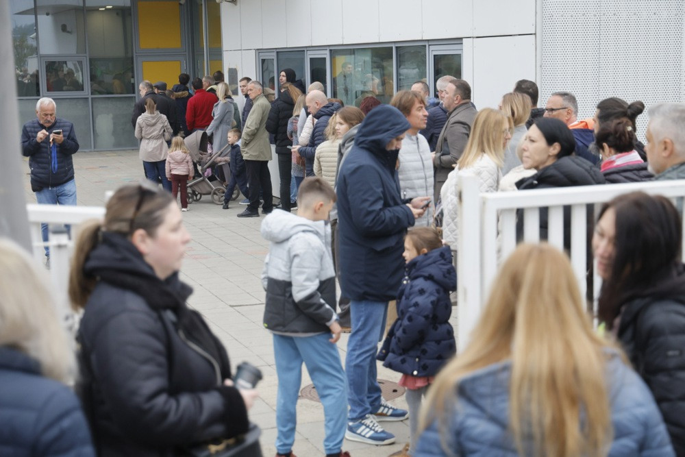AP: Velika izlaznost i napetost obilježili izbore u Srbiji pretvorene u referendum