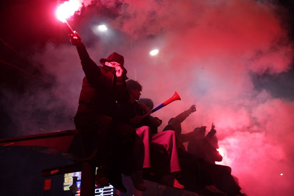 Građani ispred RTS-a igraju kolo, TV Pink gađali jajima, ušli u TV Informer, studenti pozvali na mir