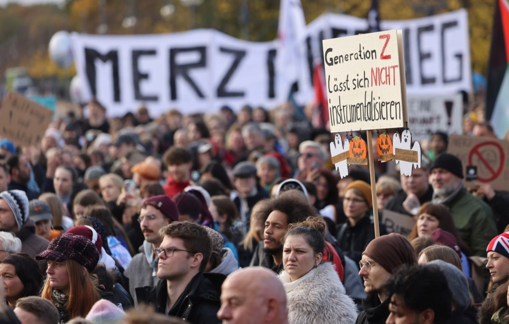 Policija u Hamburgu hapsila demonstrante generacije Z, koristila suzavac i biber sprej