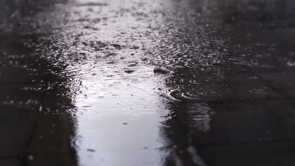 Apel vozačima da prilagode vožnju uslovima na cesti, povećana opasnost od odrona