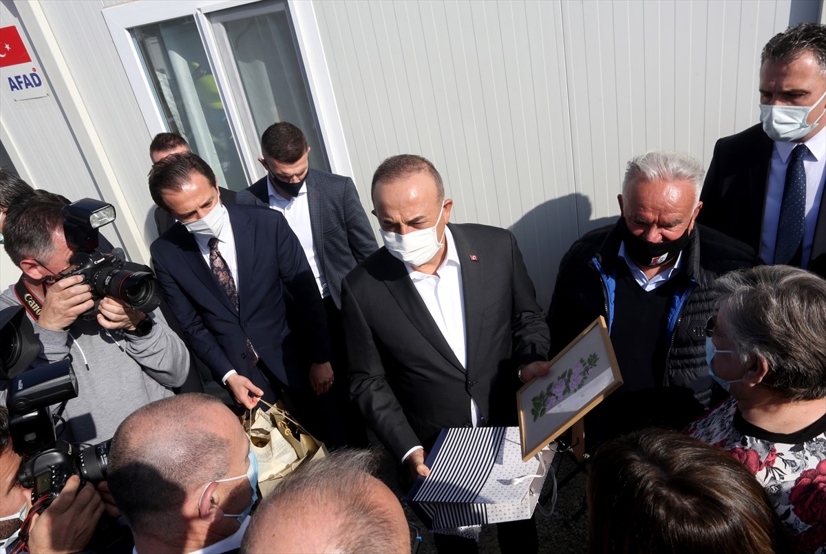 Cavusoglu obišao centar Petrinje porušen u zemljotresu