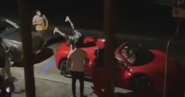 VIDEO / Poznati nogometaš toliko pijan da ne može ući u automobil