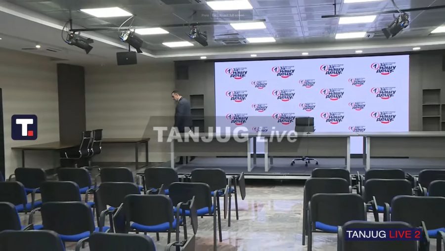 Poslanik SNS-a u praznoj sali za konferencije: Izvolite ako imate neko pitanje