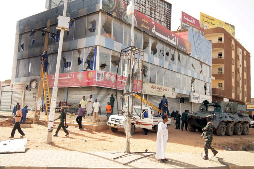 Više od 100 ooba poginulo u napadu sudanske vojske dronom na pijacu u Darfuru