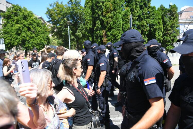 U centru Beograda blokade, maskirani policajci u Zemunu