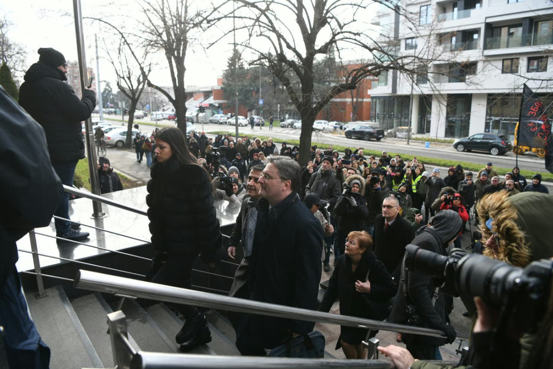 Ispred Specijalnog suda u Beogradu, mediji i građani čekaju početak suđenja Selakoviću